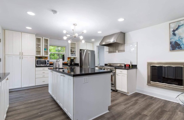 Spacious 3BR Apt with Huge Yard near Two Lakes