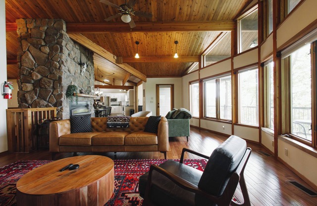 Spacious 4-bedroom home overlooking Mississippi River, hot tub, fireplace, WiFi