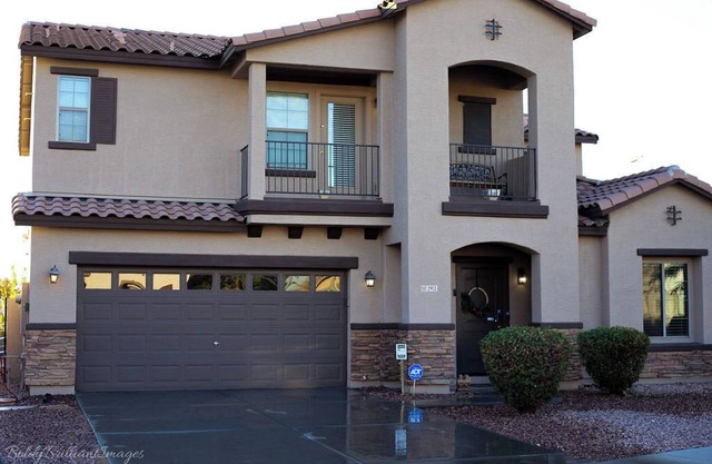 Spacious 4-bedroom house with tranquil outdoor space, includes Grill and Spa.