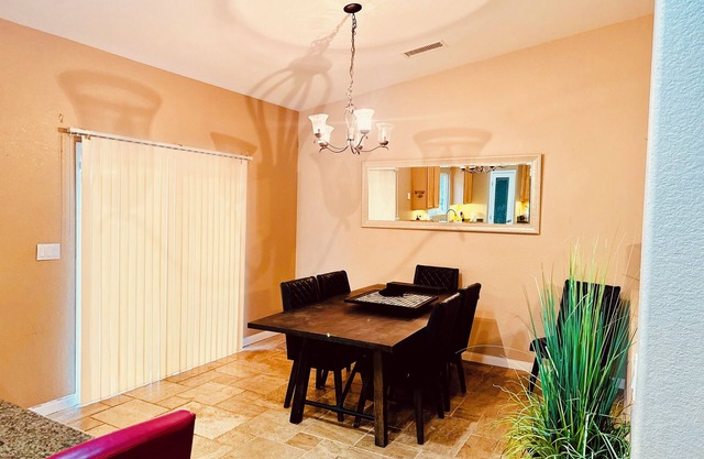 Spacious 4-bedroom house in welcoming Ramona with AC, WiFiand built in ROMANCE !