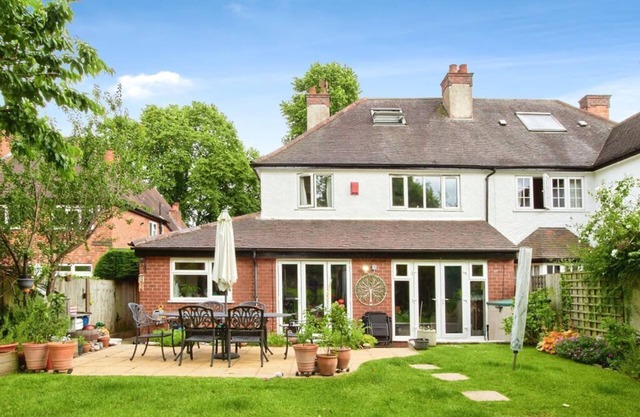 Spacious 4BR Home in Moseley Village, near City Centre