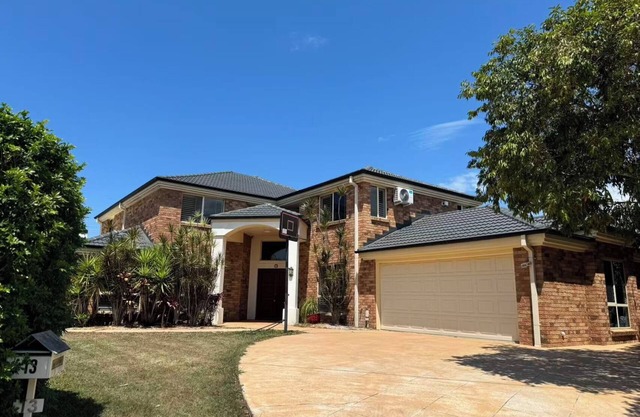 Spacious 5-bedroom house in lovely Carindale with AC