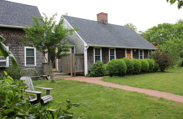 Spacious, Air-Conditioned Home Close to Beaches