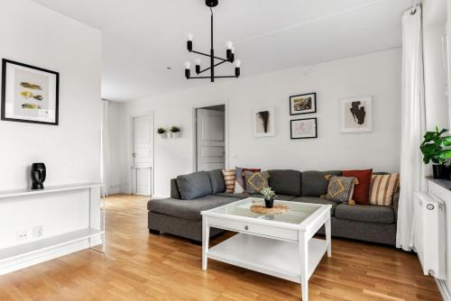 Spacious apartment close to Stockholm city & Mall