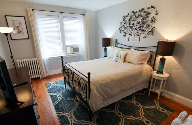 Spacious Apartment, Steps to Public Transport & Hospitals.