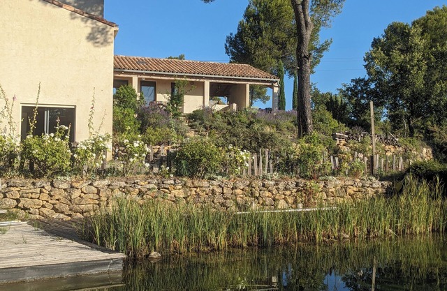 Spacious architect's house with natural swimming pool 15m x 4