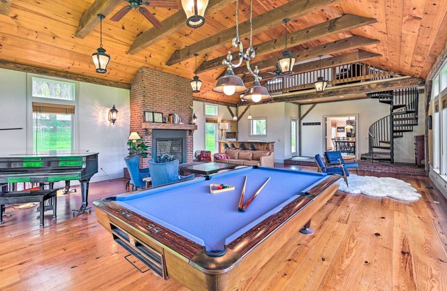 Spacious Berkshires Retreat ~ 3 Mi to Skiing!