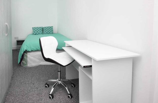 Spacious Double Bed Room-2 Burnley City Centre