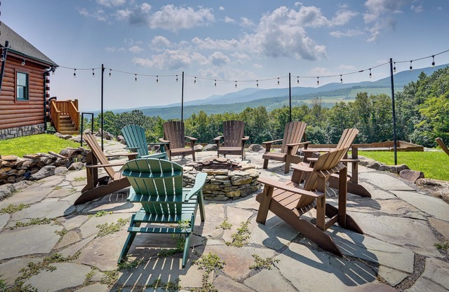 Spacious Durham Cabin w/ Deck & Mountain Views