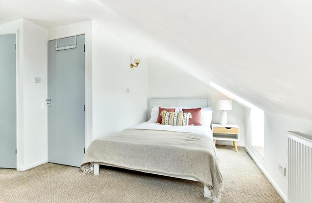 Spacious en-suite in a 5-Bedroom House at Hanwell (2nd Floor)
