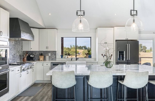 Spacious estate in wonderful Sebastopol with AC, WiFi, fitness room