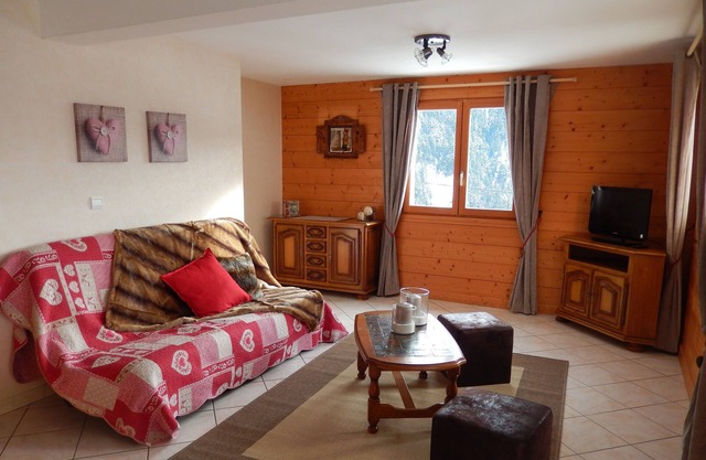 Spacious furnished apartment overlooking the Aravis range, sunny, quiet, 76 m2