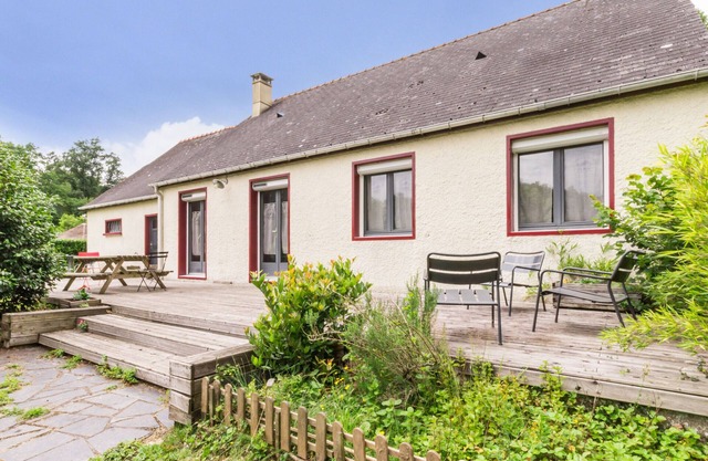 Spacious Ground-Level Home with Large Yard, Terrace, WiFi, and Game Amenities in Malville