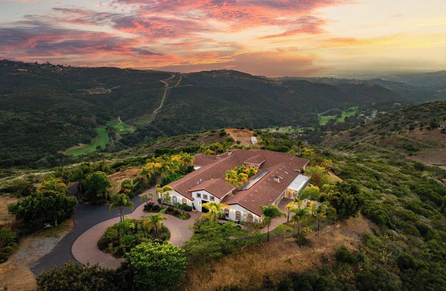 Spacious house in the hills of Vista with views for miles, peaceful and quiet