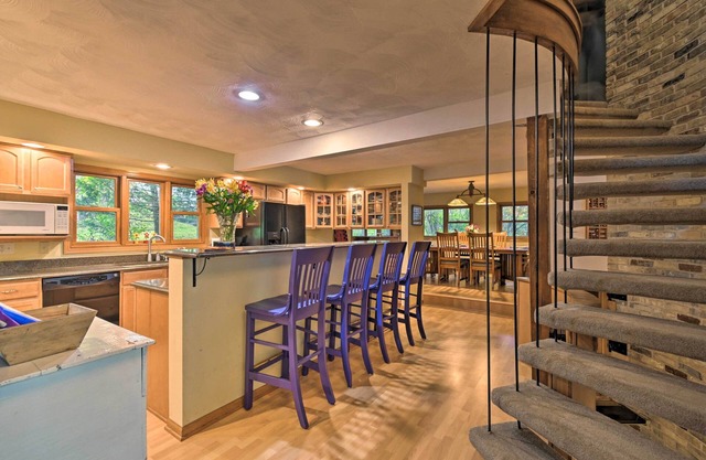 Spacious Lakehouse w/Deck, Kayaks, & Dock!