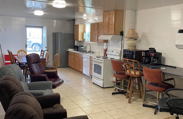 Spacious lodge with 6 bedrooms, 7 baths, WiFi and A/C Fishing charters available