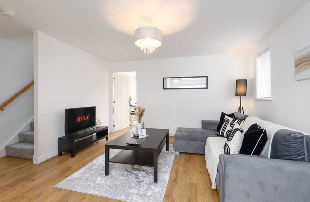 Spacious Luxury House In Canterbury with Free Parking & Garden - Sleeps 7