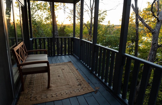 Spacious Mid-Century Cozy Home with Lake View