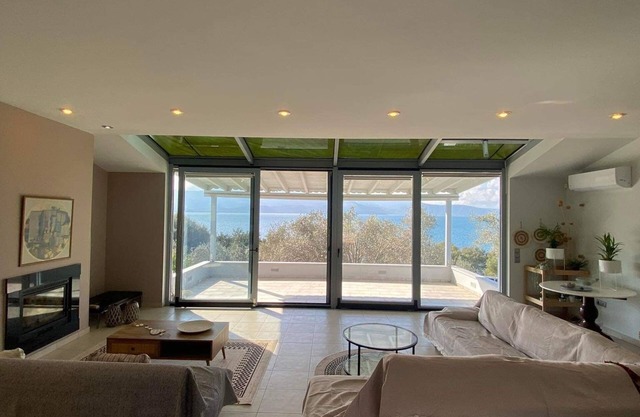 Spacious , modern beachfront maisonette in a verdant suburb near the city centre