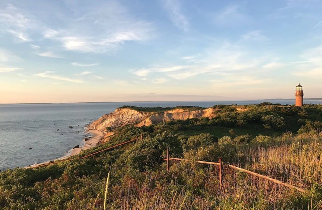 Spacious private Aquinnah home, walk to lighthouse and cliff overlook