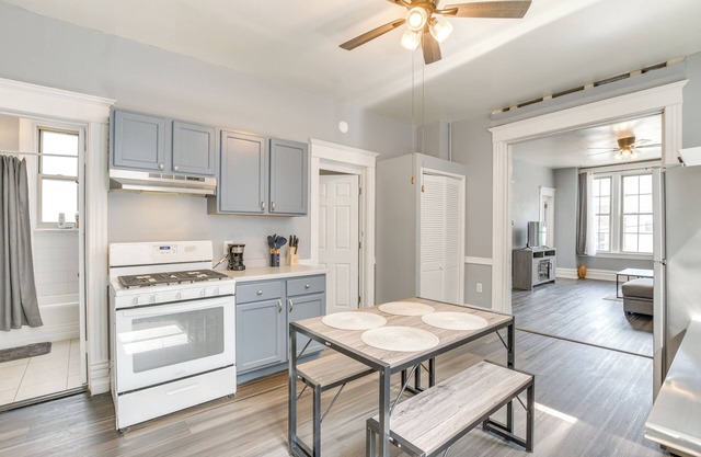 Spacious Roscoe Village Apt w/Home Office!