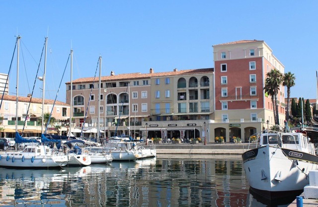 Spacious T2 Sea/Port 200m away with all comforts Fibre-Ideal for business travel or vacations