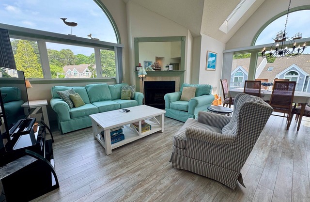 Spacious upper-level luxurious Endicott unit with golf access, just steps to Arbor pool and the Linx