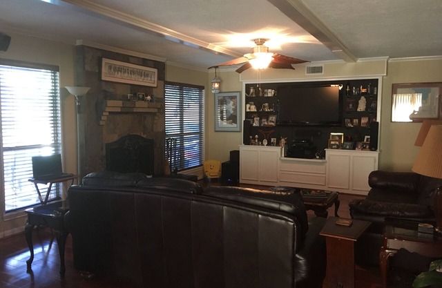 Spacious West Side home! 3bd (2 king 1 queen) 2.5bath w/pool & hot tub