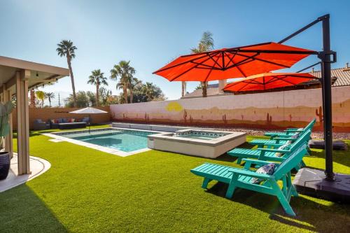 Spacious Yard, Sparkling Pool & Spa, Firepit, 9beds!