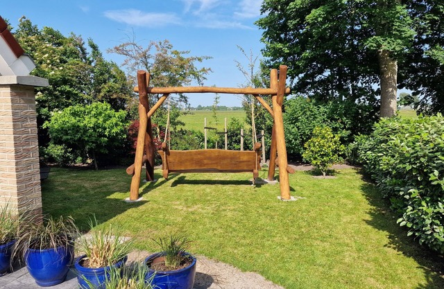 Special FH with dream swing, beach cabin, swimming pool, Gazelle bicycles