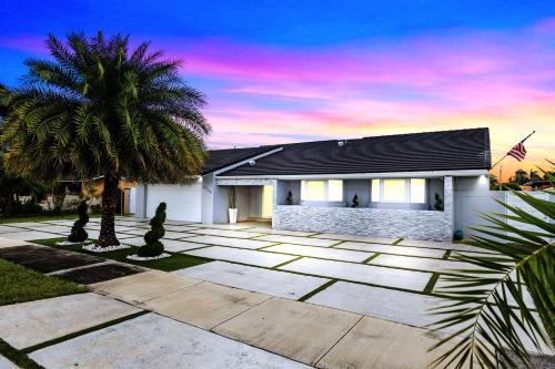Spectacular Miami - 5 Bedrooms, Heated Pool, Game Room, Minigolf, BBQ