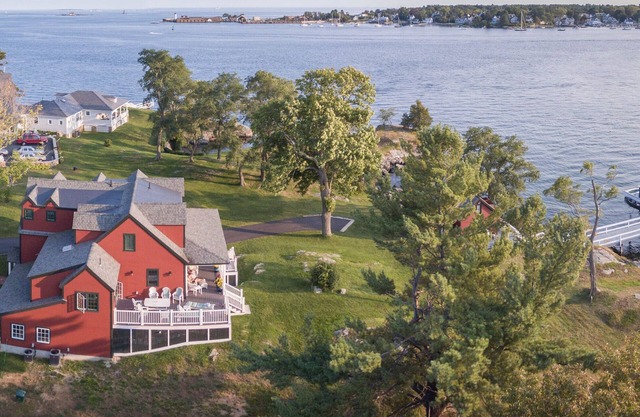 Spectacular Oceanfront Cottage- Private Beach-950' waterfront-Elevator AC