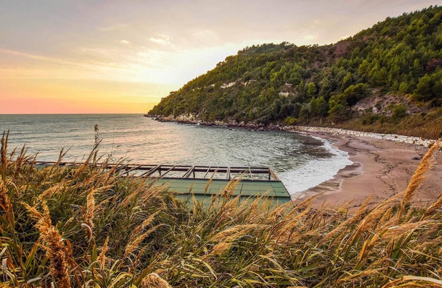 Spend your holiday in this pleasant holiday apartment with a large terrace near the beach.