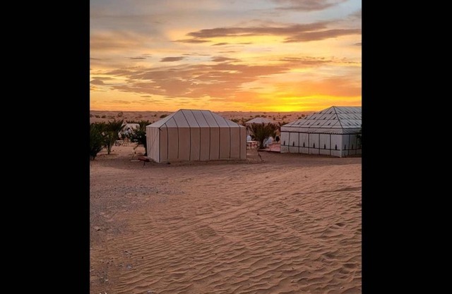 Splendid desert Saharian Luxury Camp in quiet and idyllic sand dunes