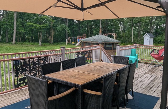 Sprawling 4-bedroom plus loft cabin in Garrison