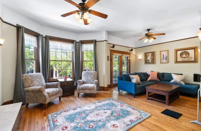 St.Bens, Jacuzzi, EV Parking! 4 beds, Walk to Wrigley Field & Brown Line!