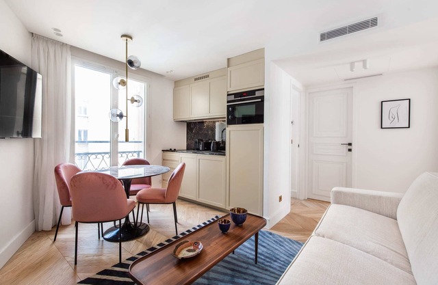 St Georges - Fabulous Two Bedroom in Paris