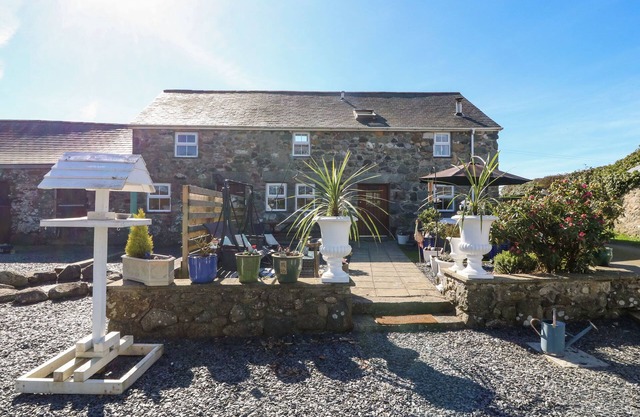 STABLE COTTAGE, family friendly, with hot tub in Pwllheli