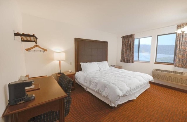 Stay near Milk & Honey, Pets Welcome Room w/Parking On-Site