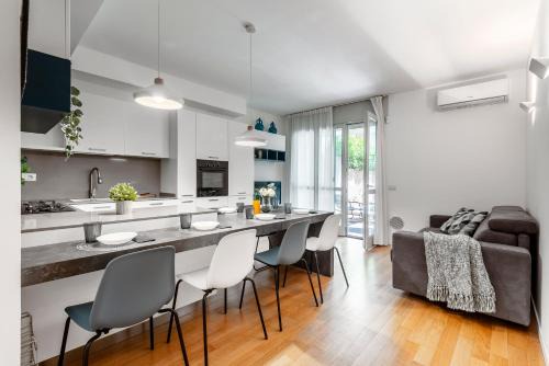 StayEasy Gargano - Stylish Apt with Private Yard