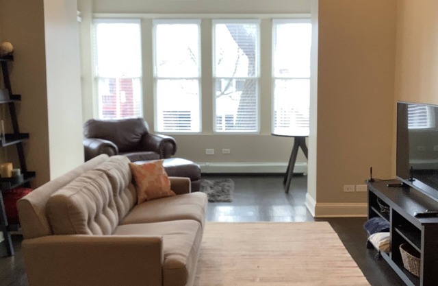 Steps from the “L” train to Wrigley & Downtown