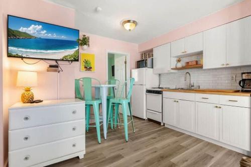 Steps to Beach and Boardwalk Pineapple Retreat