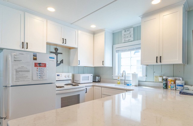 Steps to Footbridge Beach in Ogunquit, one bedroom house that sleeps four.