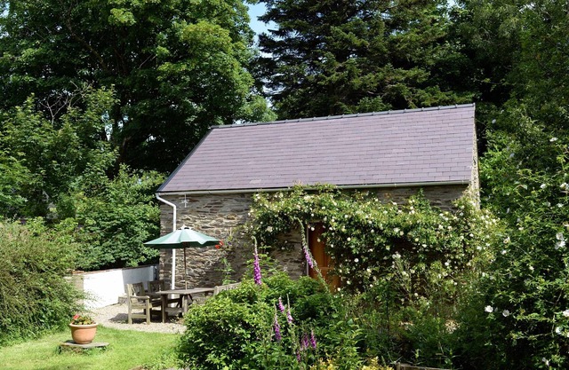 Stone Cottage with 2 acres in National Park near Beaches sleeps 4