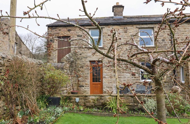 STONELEIGH COTTAGE, family friendly, with a garden in Muker