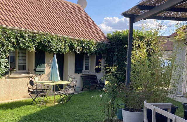 Studio 15 mn Cdg, 15 mn Gare et 30 mn de Disneyland. Bus 200m