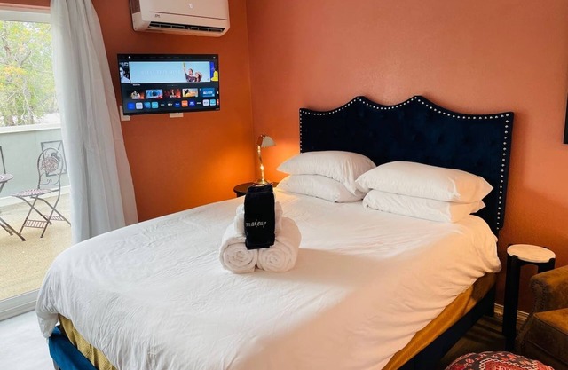 Studio Apartment near UNM, several hospitals and Nob Hill.