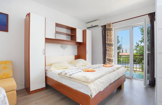 Studio flat with balcony and sea view Tučepi, Makarska (AS-6695-f)