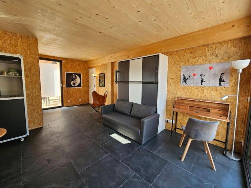 Studio indépendant avec terrasse