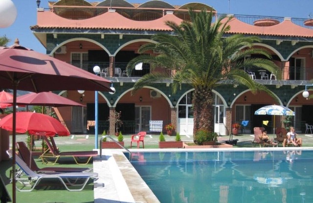 Studio, Shared Pool Within Easy Reach Of Beaches and near Aqualand waterpark